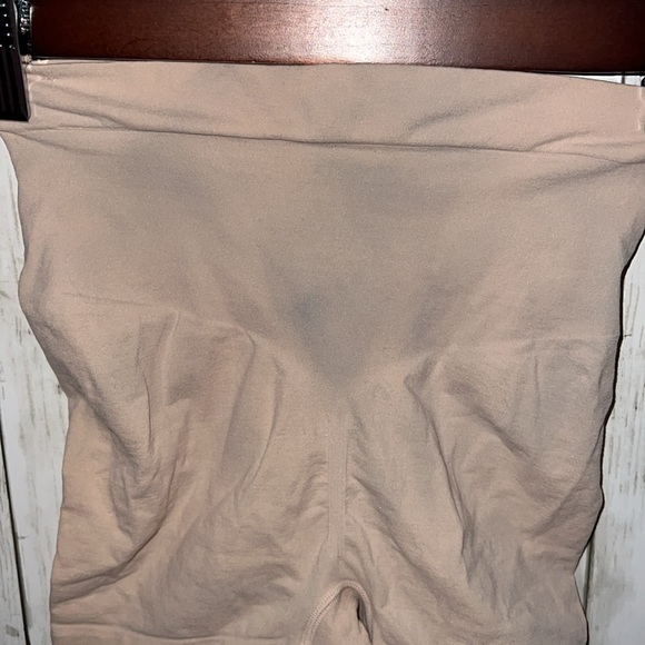 Spanx High Waisted Shorts Shapewear Size Large Beige FLAWED STAINS - Picture 4 of 5